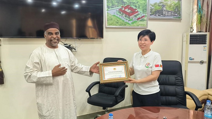 江西省衛(wèi)健委婦幼處處長葉穎代表組派部門接受乍得衛(wèi)生部表彰。中國（江西）第18批援乍得醫(yī)療隊(duì)供圖