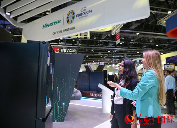 訪客在海信集團展臺參觀。人民網(wǎng) 塔里克·易卜拉欣攝