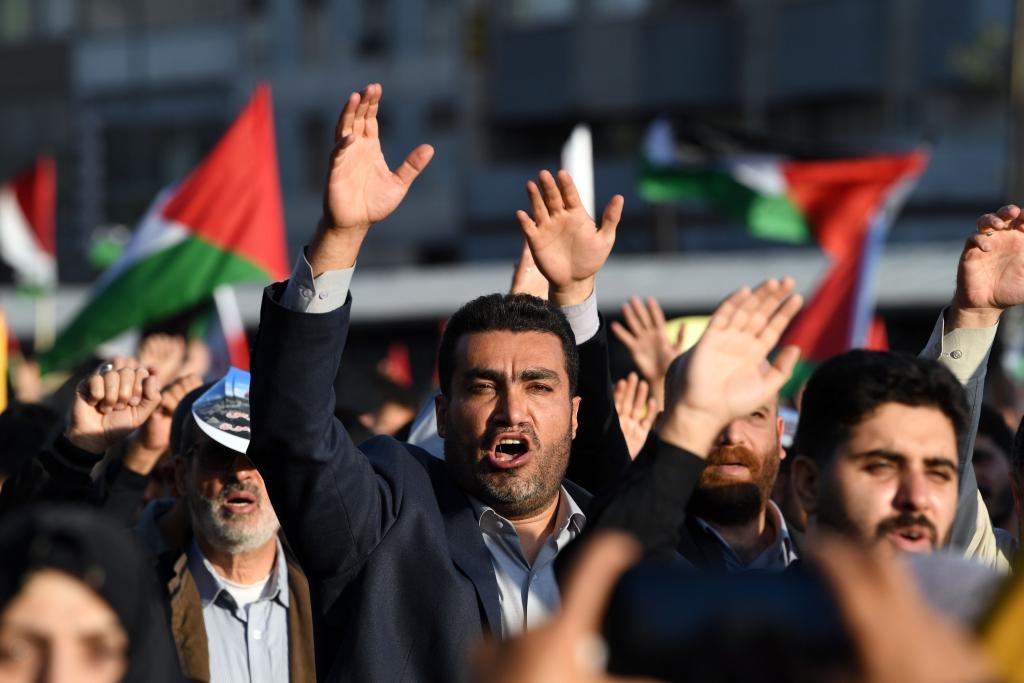 10月18日，人們在伊朗德黑蘭舉行集會(huì)。當(dāng)日，突尼斯、土耳其、伊朗等多國民眾舉行集會(huì)，表達(dá)對巴勒斯坦人民的支持，并譴責(zé)針對加沙城醫(yī)院的襲擊。新華社記者 沙達(dá)提 攝