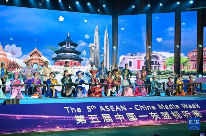 10月21日，在馬來(lái)西亞行政首都普特拉賈亞，演員在第五屆中國(guó)—東盟視聽周開幕活動(dòng)上表演。新華社記者 程一恒 攝