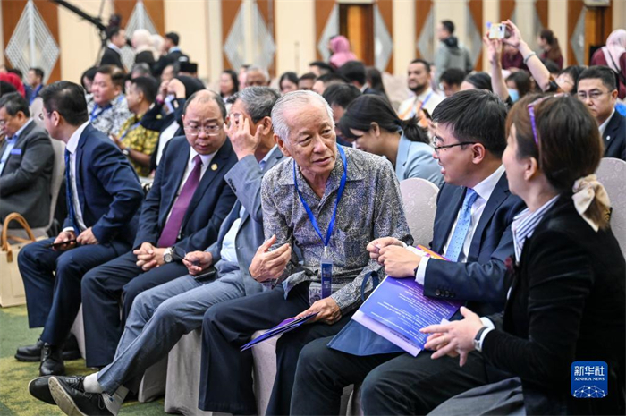 10月21日，在馬來(lái)西亞行政首都普特拉賈亞，嘉賓在第五屆中國(guó)—東盟視聽周開幕活動(dòng)上交談。新華社記者 程一恒 攝