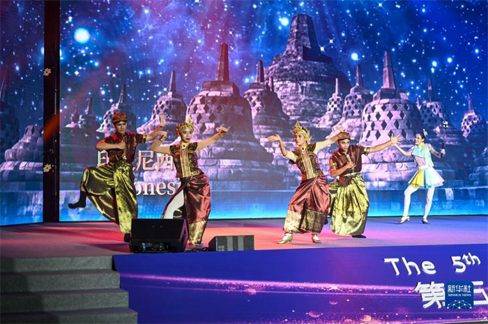 10月21日，在馬來(lái)西亞行政首都普特拉賈亞，演員在第五屆中國(guó)—東盟視聽周開幕活動(dòng)上表演。新華社記者 程一恒 攝