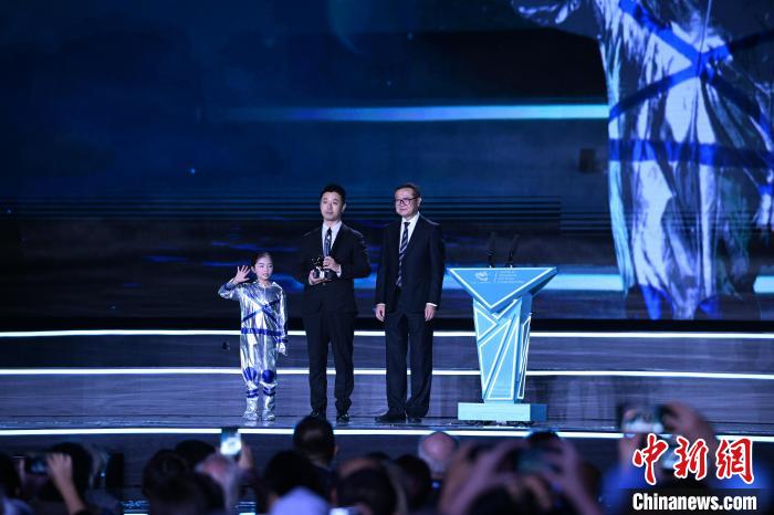 10月21日，2023雨果獎在成都揭曉。中國科幻作家海漄憑小說《時空畫師》獲2023雨果獎“最佳短中篇小說”?！D片由第81屆世界科幻大會組委會提供