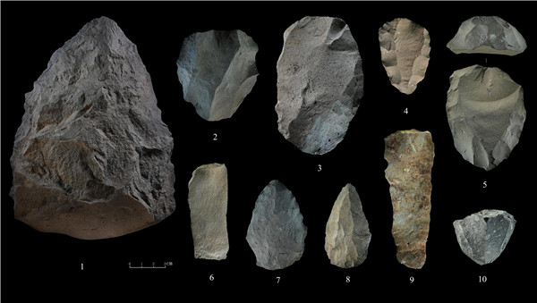 石制品 1.手斧 2、4、5.勒瓦婁哇石核（循環(huán)剝片法、優(yōu)先剝片法）3.勒瓦婁哇石葉石核 6.勒瓦婁哇石葉 7、8.勒瓦婁哇尖狀器 9.石葉 10.錐形石葉石核。中肯聯(lián)合考古隊(duì)供圖