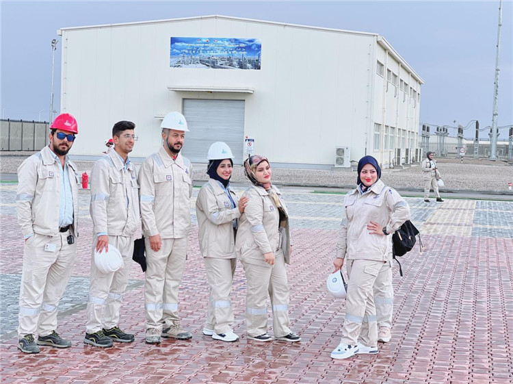 部分伊拉克員工合影。中國(guó)石油工程建設(shè)有限公司供圖