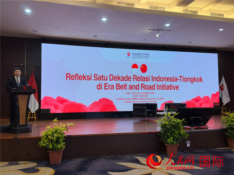 中國駐印尼使館臨時(shí)代辦周侃公使發(fā)表主旨演講。人民網(wǎng)記者 曹師韻攝