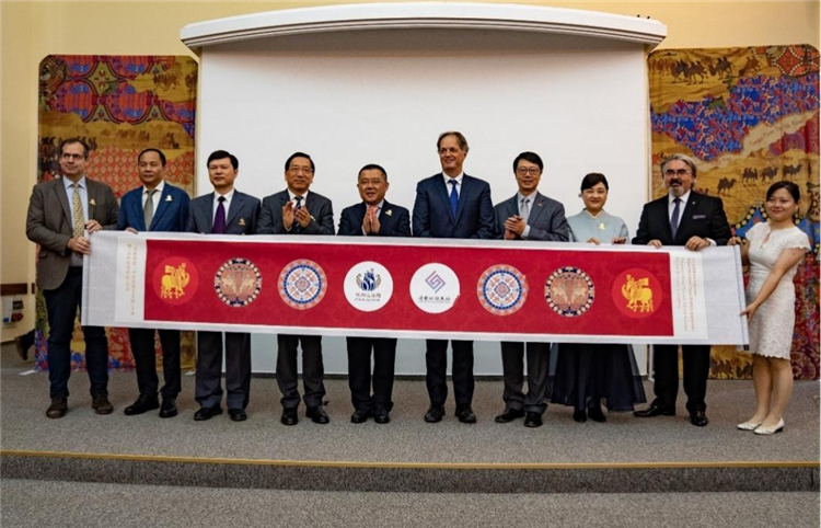 “絲路綺粲—中國絲綢藝術展”開幕式在匈牙利首都布達佩斯舉行。布達佩斯中國文化中心供圖