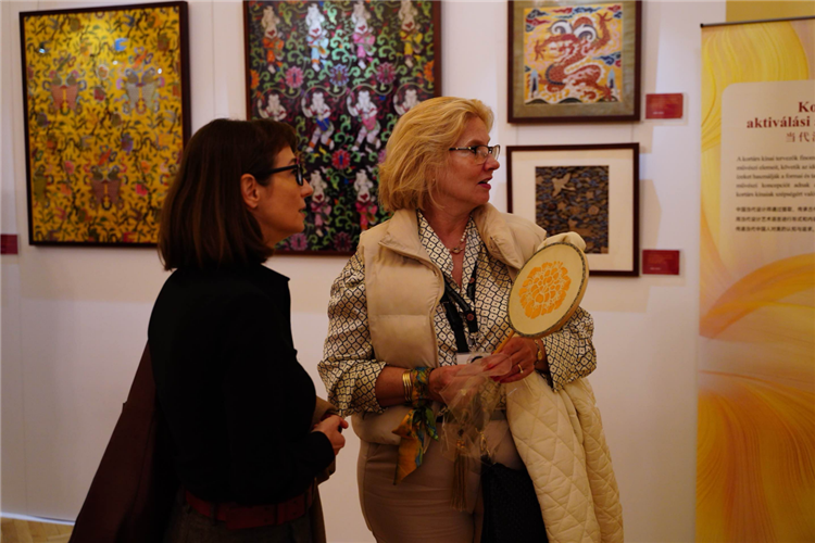 游客觀賞。布達佩斯中國文化中心供圖