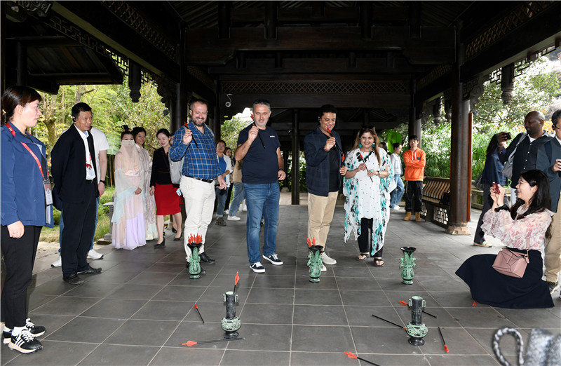 在安樂泉，中外記者體驗(yàn)投壺 趙橙涔攝