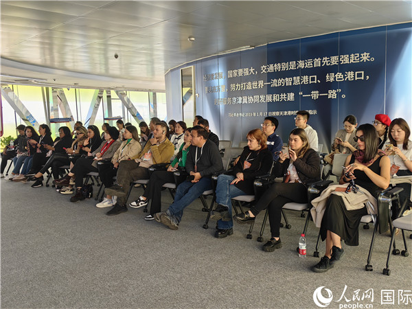 外媒記者探訪天津港北疆港區(qū)C段智能化集裝箱碼頭。人民網記者 符園園攝