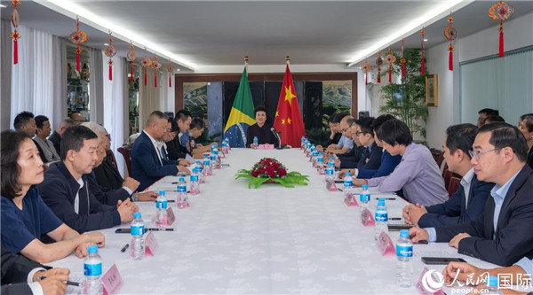 當?shù)貢r間10月23日，國務院僑務辦公室主任陳旭（中）在巴西里約熱內(nèi)盧出席國務院僑辦代表團與里約僑界座談會。  王天聰 攝