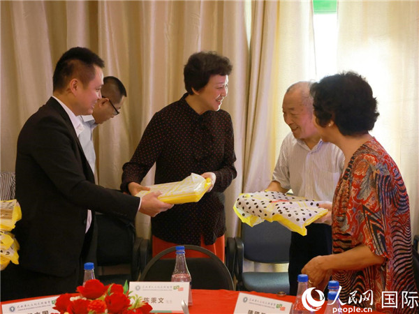 當?shù)貢r間10月23日，國務院僑務辦公室主任陳旭（中）在巴西華人文化交流協(xié)會會館出席里約僑界舉辦的重陽節(jié)敬老聯(lián)歡活動，并為里約僑界長者代表送上慰問品。  人民網(wǎng)記者 陳海琪攝
