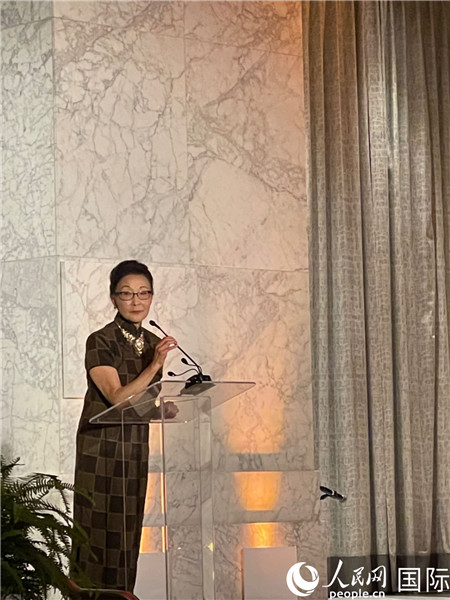 方李邦琴在頒獎(jiǎng)臺(tái)上。人民網(wǎng)記者 鄧圩攝