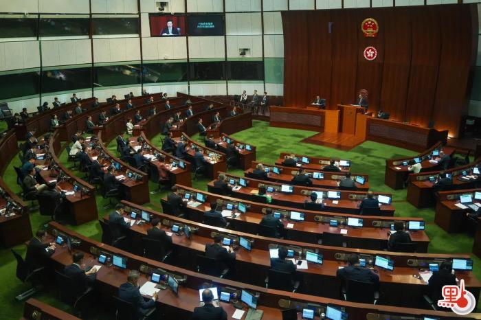 李家超在立法會(huì)宣讀新一份施政報(bào)告。圖片來源：香港“點(diǎn)新聞” 麥鈞杰 攝