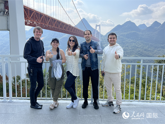 歐亞國家記者在壩陵河大橋下合影，并給大橋“點(diǎn)贊”。人民網(wǎng) 花放攝