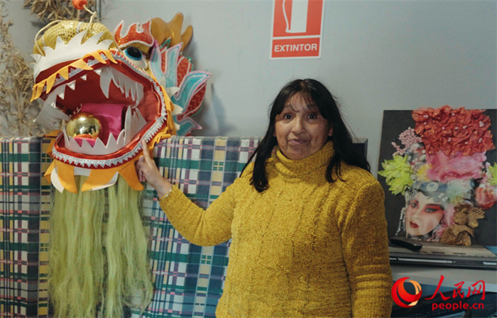 “熊貓閱覽室”一角。盧漢·梅洛為記者展示大使館贈(zèng)送的龍頭。人民網(wǎng)記者 張若涵攝