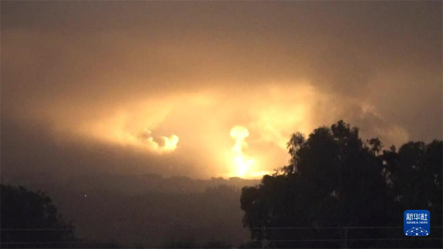 這張從以色列國防軍發(fā)布視頻中截取的圖片顯示，10月27日晚，以軍進入加沙地帶開展地面行動。新華社發(fā)