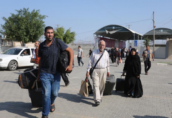   11月1日，人們在拉法口岸加沙一側(cè)準(zhǔn)備前往埃及。新華社發(fā)（哈立德·奧馬爾攝）