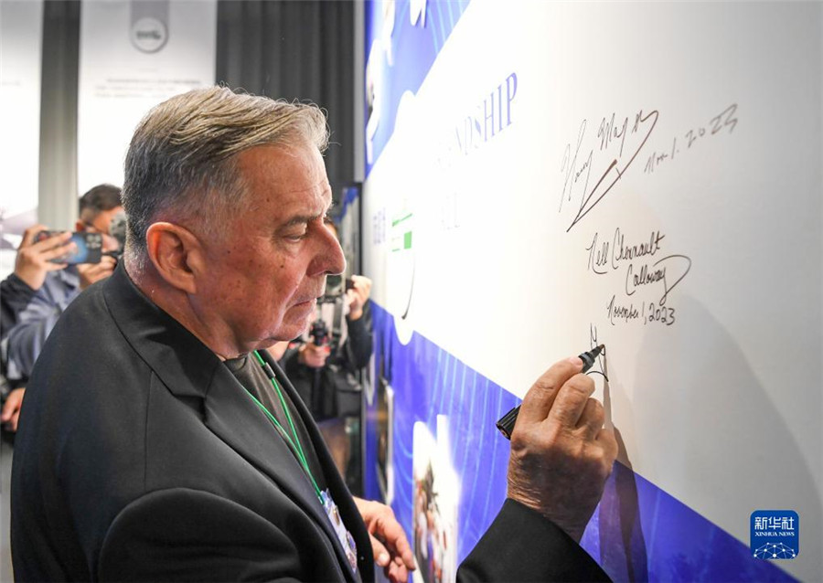 11月1日，美中航空遺產(chǎn)基金會(huì)主席格林在重慶史迪威博物館友誼墻上簽名。新華社記者 王全超 攝