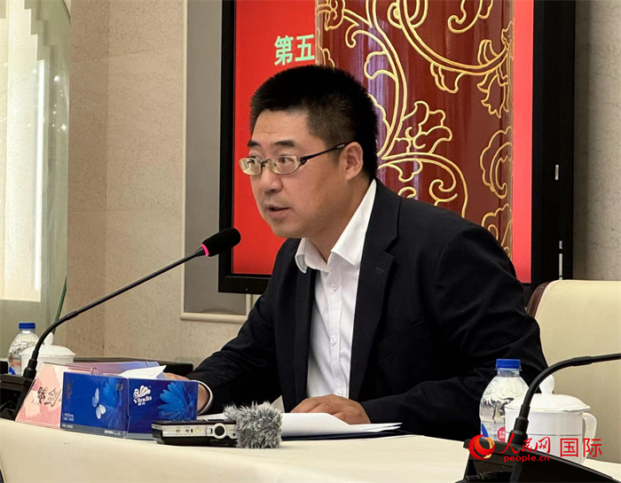 10月31日，歐美同學(xué)會(huì)副秘書長(zhǎng)滕劍峰在第五屆中法文化論壇媒體吹風(fēng)會(huì)上講話。（人民網(wǎng) 謝瑩攝）