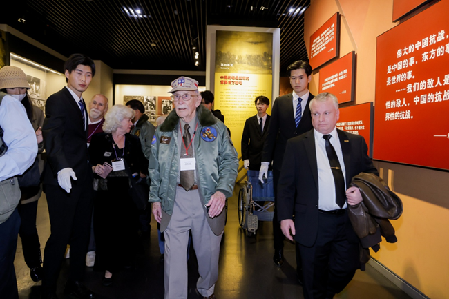 2023年10月30日，美國飛虎隊(duì)老兵梅爾·麥克馬倫一行參訪中國人民抗日戰(zhàn)爭紀(jì)念館。中國人民對(duì)外友好協(xié)會(huì)供圖