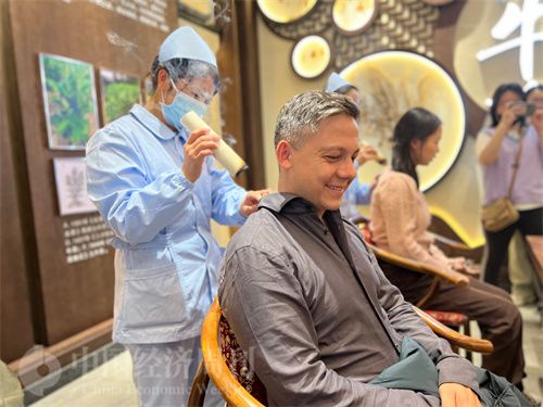   （外媒記者體驗(yàn)艾灸。中國經(jīng)濟(jì)周刊記者 郭志強(qiáng) 攝）