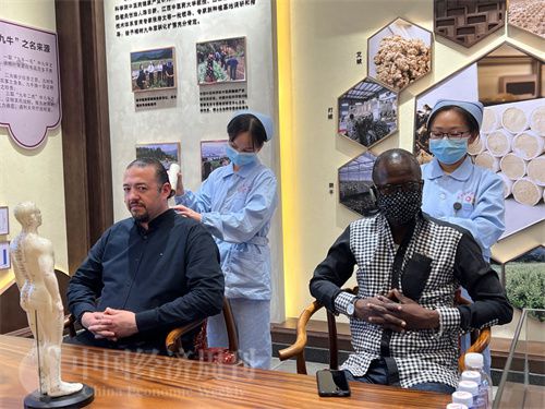   （外媒記者爭先恐后體驗(yàn)艾灸，直呼神奇。中國經(jīng)濟(jì)周刊記者 郭志強(qiáng) 攝）