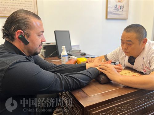   （外媒記者走進(jìn)中醫(yī)堂，問診中醫(yī)名師。中國經(jīng)濟(jì)周刊記者 郭志強(qiáng)攝）