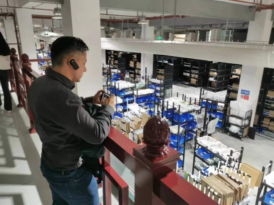 2023“一帶一路”媒體合作論壇聯(lián)合采訪團團員在仁和醫(yī)藥物流園拍攝記錄轉(zhuǎn)運流程。（本報記者 黃超攝）