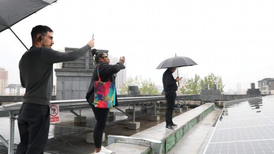   2023“一帶一路”媒體合作論壇聯(lián)合采訪團參觀國家電投江西公司分宜電廠光伏矩陣。（本報記者 周歡攝）