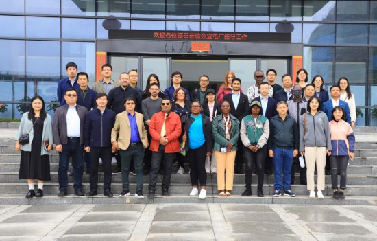   2023“一帶一路”媒體合作論壇聯(lián)合采訪團參觀國家電投江西公司新余市綜合智慧零碳電廠。（受訪者供圖）