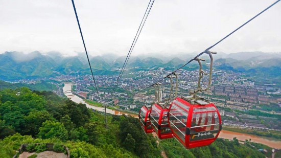 　　在纜車上俯瞰赤水河及茅臺鎮(zhèn)風景。資料圖片