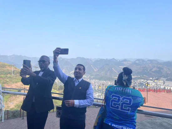 　　外媒記者在天釀景區(qū)拍照留念。本報記者葉子攝