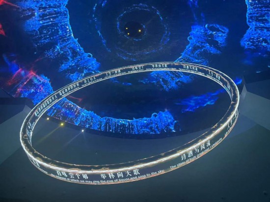 　　《天釀》演出中，屏幕上展示的歌詞。本報記者葉子攝