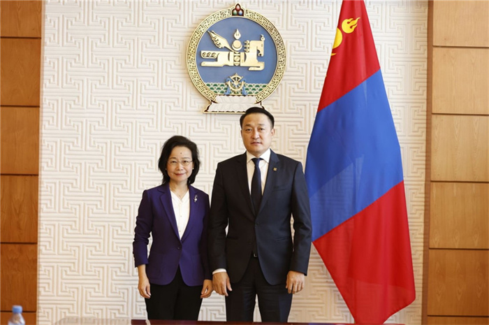 10月31日，中國駐蒙古國大使沈敏娟到任拜會蒙政府辦公廳主任兼蒙古人民黨總書記阿瑪爾巴伊斯格楞（右）。中國駐蒙古使館供圖