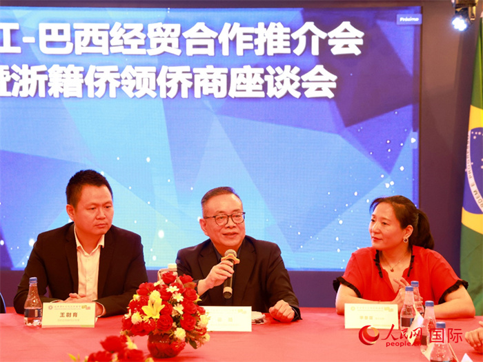 浙江海外聯(lián)誼會(huì)常務(wù)副會(huì)長徐旭（中）和與會(huì)僑領(lǐng)僑商座談。人民網(wǎng)記者 陳海琪攝