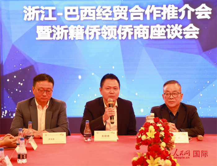 中國駐里約代總領(lǐng)事王尉育（中）在活動(dòng)中致辭。人民網(wǎng)記者 陳海琪攝