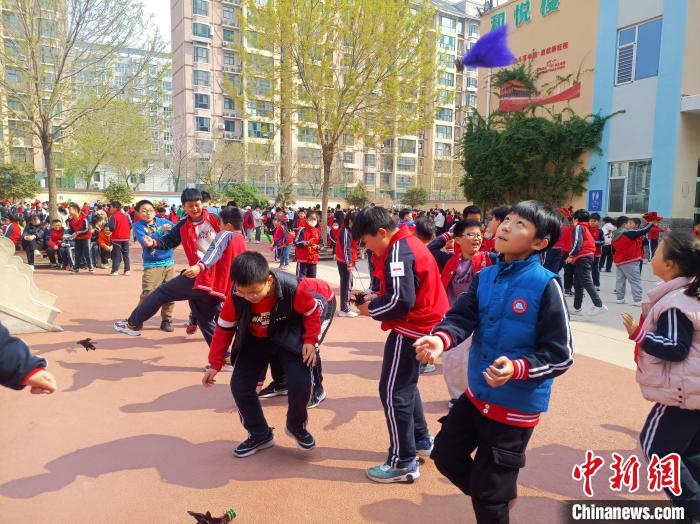 資料圖：小學生在大課間踢毽子。黃建 攝