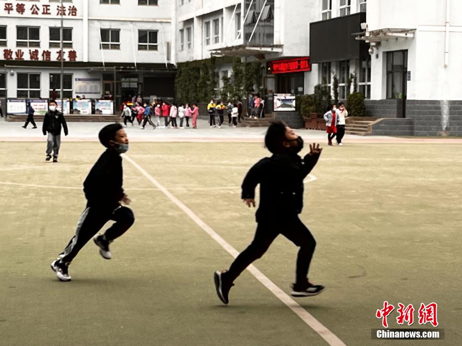 資料圖：學生們在課間玩耍。