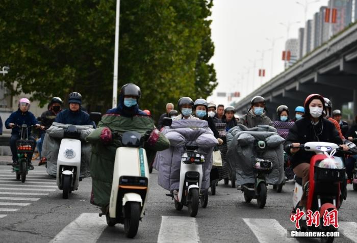 11月3日，河北石家莊迎降溫天氣，市民“捂”裝出行。 <a target='_blank' href='/'><p  align=