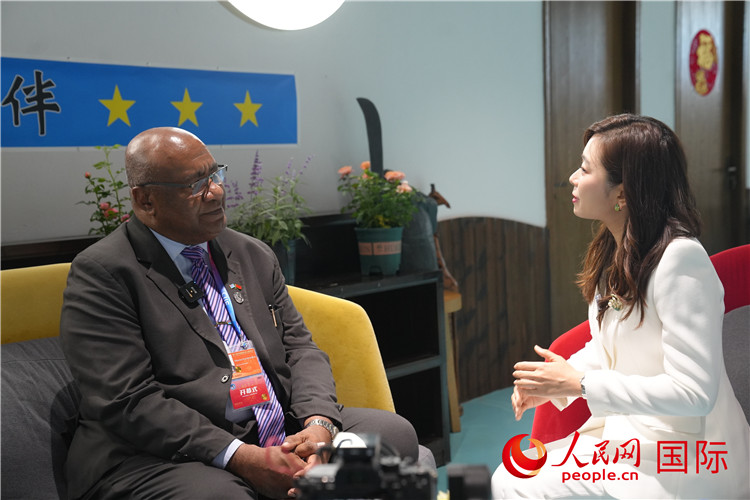 斐濟副總理兼貿(mào)易部長卡米卡米加接受人民網(wǎng)記者專訪。人民網(wǎng)記者 吳超嵐攝