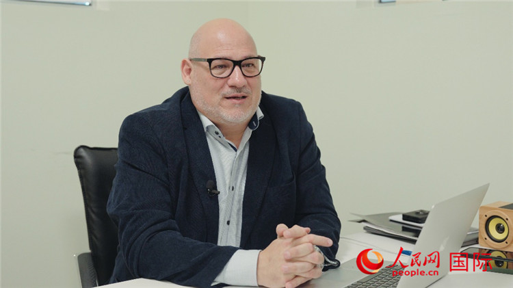 烏拉圭《共和國(guó)報(bào)》總編輯胡安·布蘭卡接受人民網(wǎng)專訪。人民網(wǎng)記者 張若涵攝