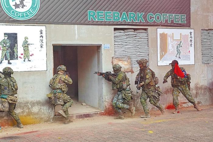 圖為2022年臺陸軍步訓(xùn)部學(xué)員模擬城鎮(zhèn)戰(zhàn)。圖片來源：臺灣《中國時報》。