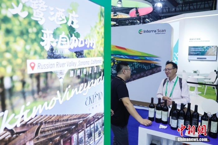 11月6日，參觀者與展臺工作人員交流。當(dāng)日，第六屆中國國際進(jìn)口博覽會在國家會展中心(上海)舉行。據(jù)上海美國商會官網(wǎng)消息，為進(jìn)一步加強(qiáng)中美經(jīng)貿(mào)聯(lián)系，上海美國商會與美國農(nóng)業(yè)部合作參展2023年第六屆中國國際進(jìn)口博覽會。今年是美國政府首次設(shè)立官方展館。<a target='_blank' href='/'><p  align=