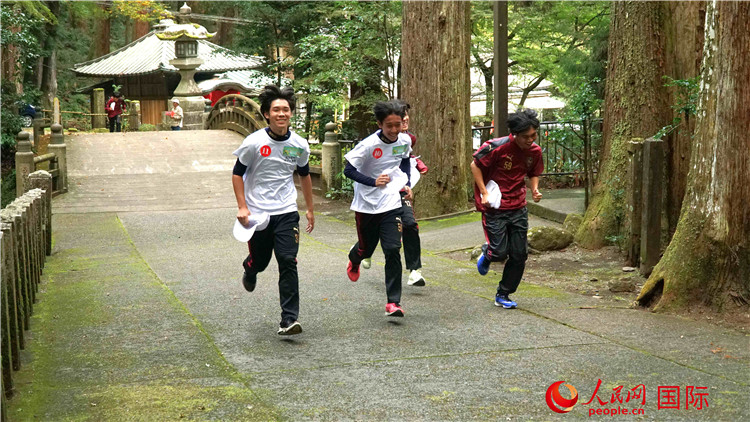 中日青少年在百年古剎里奔跑，揮灑青春的汗水。人民網(wǎng) 蔣曉辰攝