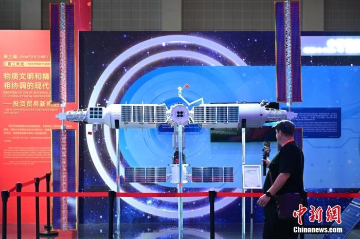11月5日，觀眾在進(jìn)博會中國館參觀拍攝中國空間站模型。<a target='_blank' href='/'><p  align=