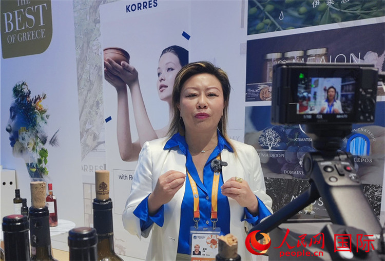 希華集團(tuán)聯(lián)合創(chuàng)始人兼總裁索菲亞女士接受采訪。人民網(wǎng) 殷韜攝