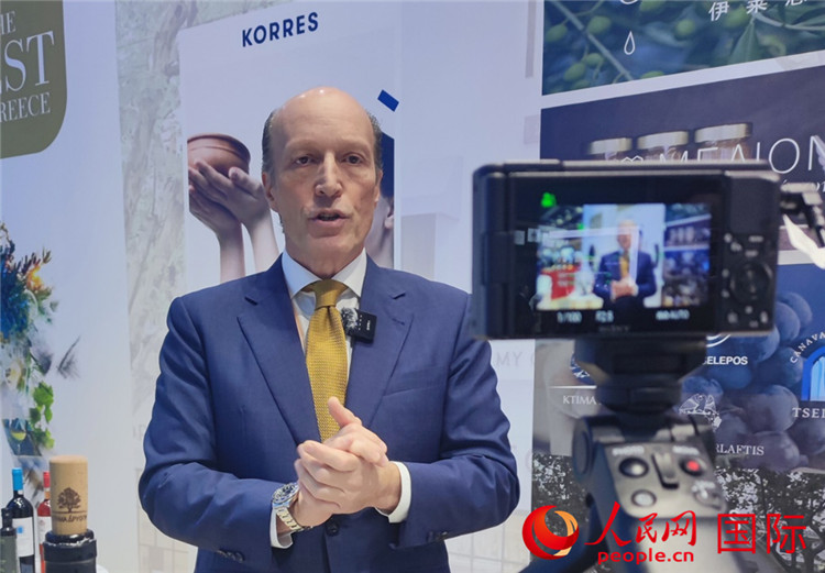 希華集團(tuán)創(chuàng)始人兼首席執(zhí)行官甘德密先生接受采訪。人民網(wǎng) 殷韜攝