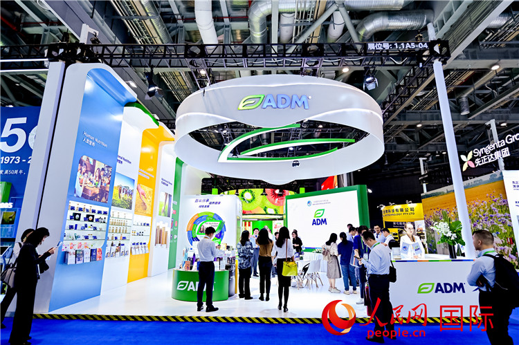 美國(guó)農(nóng)產(chǎn)品加工和貿(mào)易企業(yè)ADM在進(jìn)博會(huì)的展臺(tái)。人民網(wǎng)記者 趙益普攝