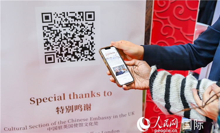 觀眾掃碼《我們的中國故事》系列視頻。人民網(wǎng) 郭錦標(biāo)攝